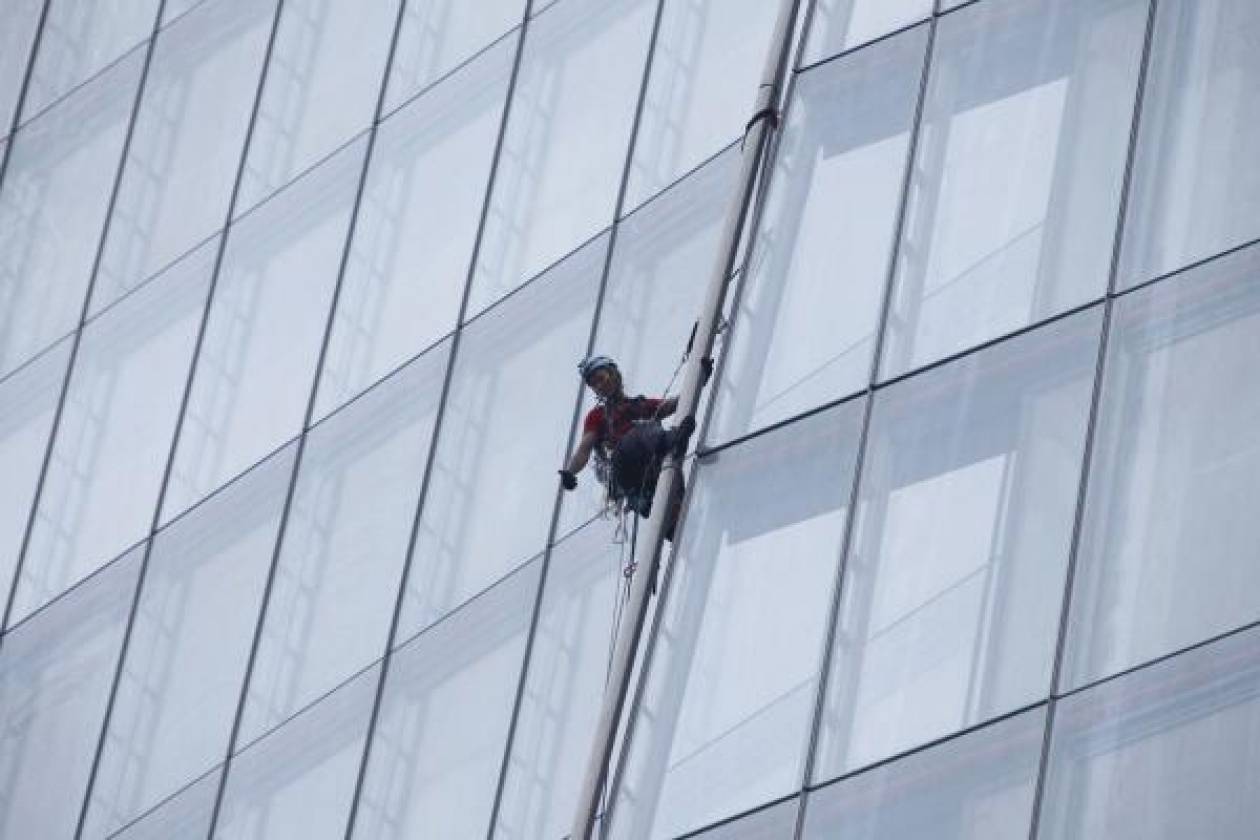 Λονδίνο: Σκαρφαλωμένες σε ουρανοξύστη 6 ακτιβίστριες της Greenpeace