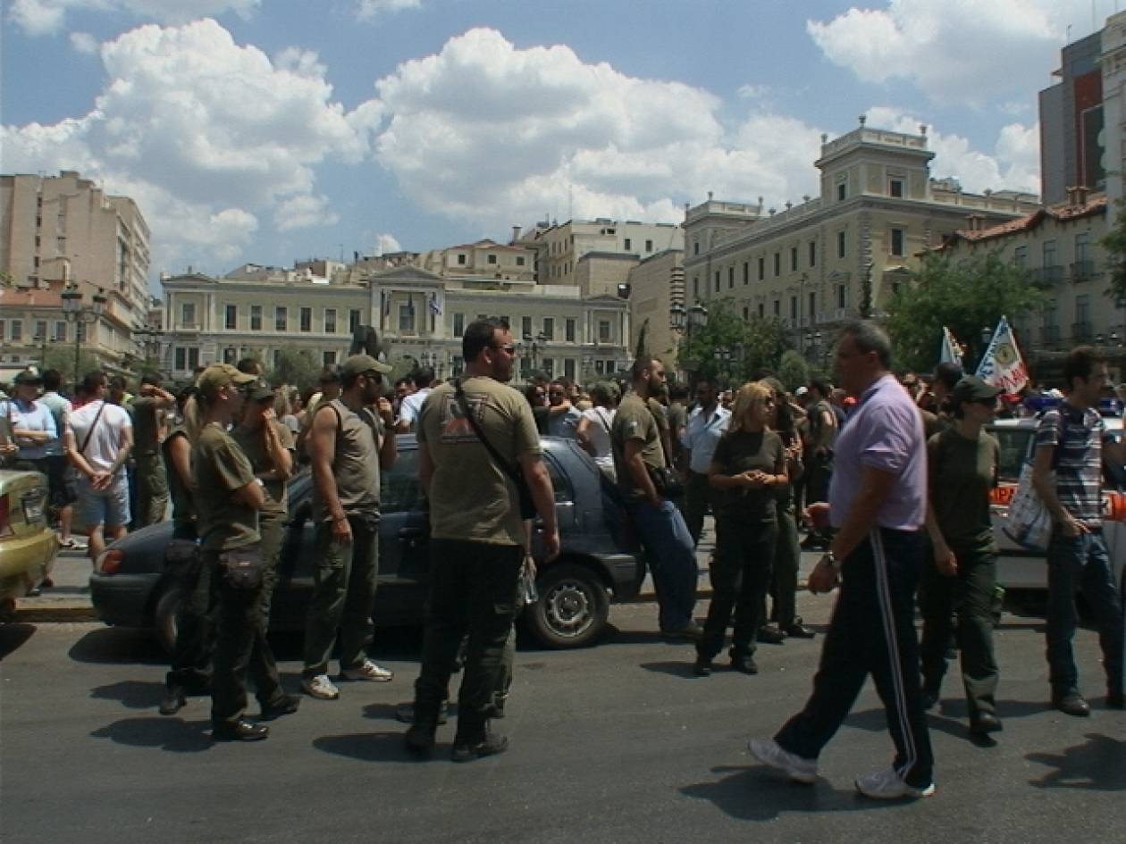 Δημαρχείο Αθηνών: Διαδηλωτές έξω, δημοτικό συμβούλιο μέσα (vid)