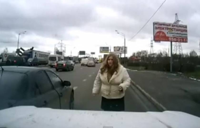 Βίντεο: Όταν η οδηγός τσαντίστηκε…