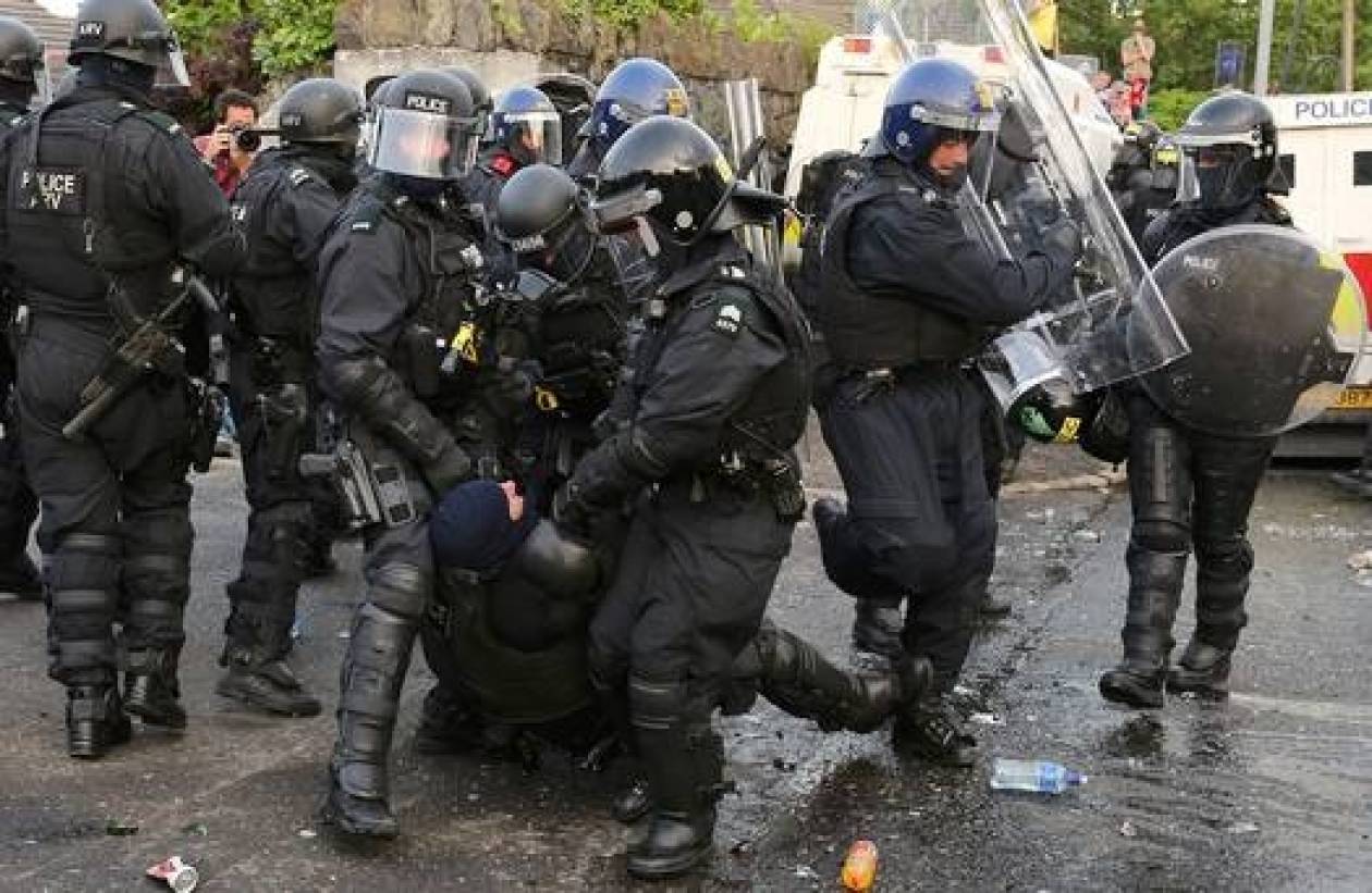 Μπέλφαστ: Νέα επεισόδια μεταξύ προτεσταντών και αστυνομίας