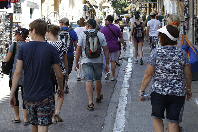 Bloomberg: Οι Έλληνες έγιναν σερβιτόροι με 500 ευρώ για να επιβιώσουν