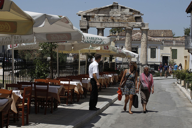 Bloomberg: Οι Έλληνες έγιναν σερβιτόροι με 500 ευρώ για να επιβιώσουν