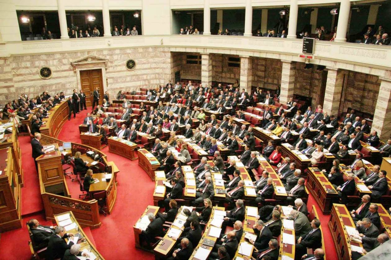 LIVE: H Βουλή αποφασίζει για την παραπομπή Παπακωνσταντίνου