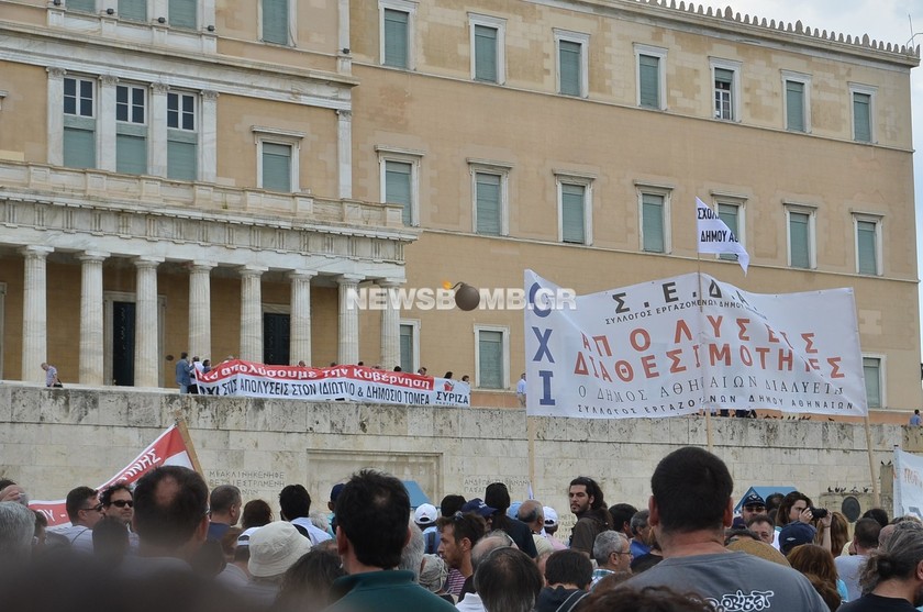 Πανό του ΣΥΡΙΖΑ στη Βουλή: «Να απολύσουμε την κυβέρνηση» (pics)