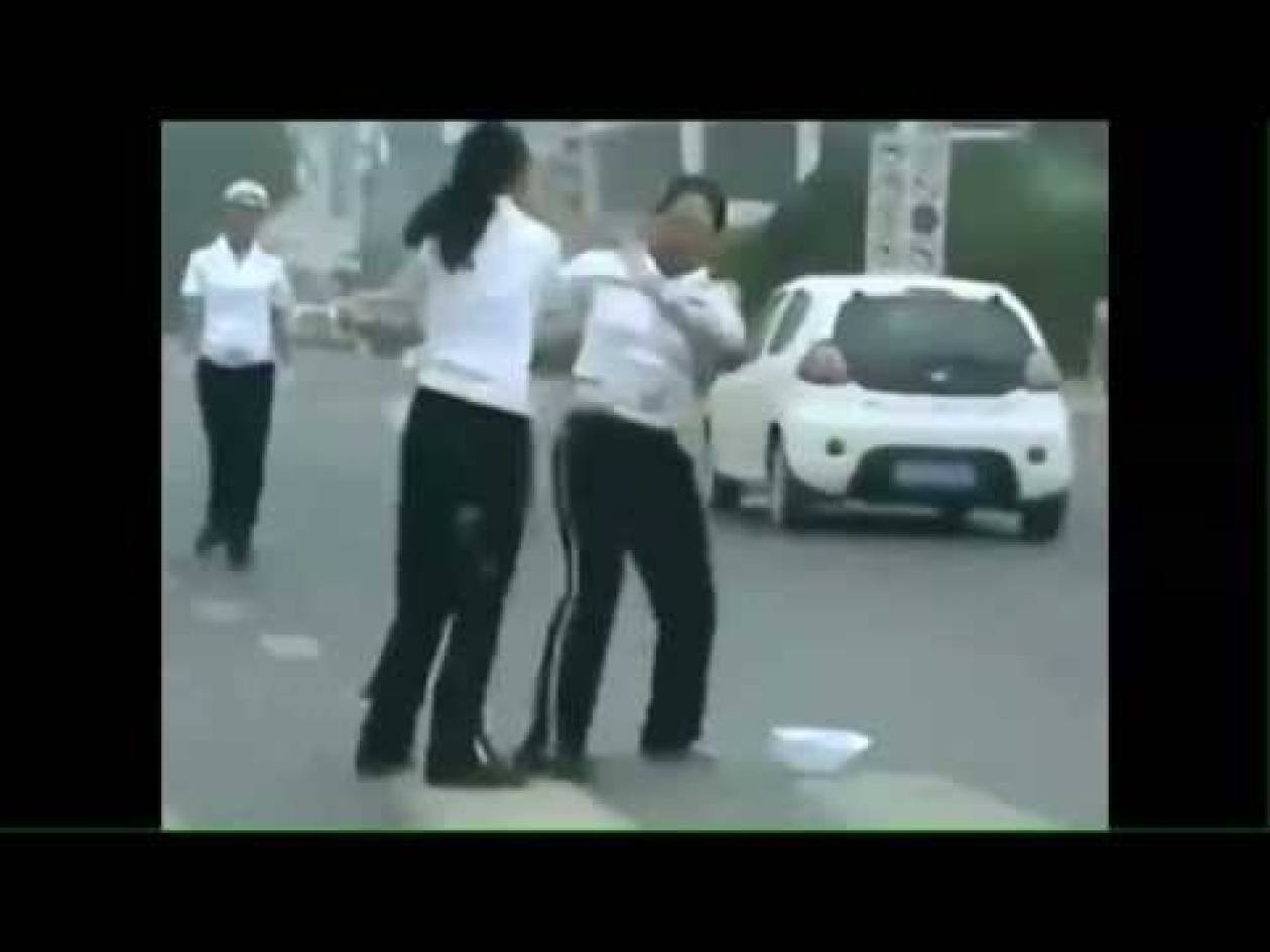 Απίστευτο: Γυναίκες αστυνομικοί πλακώνονται στη μέση του δρόμου