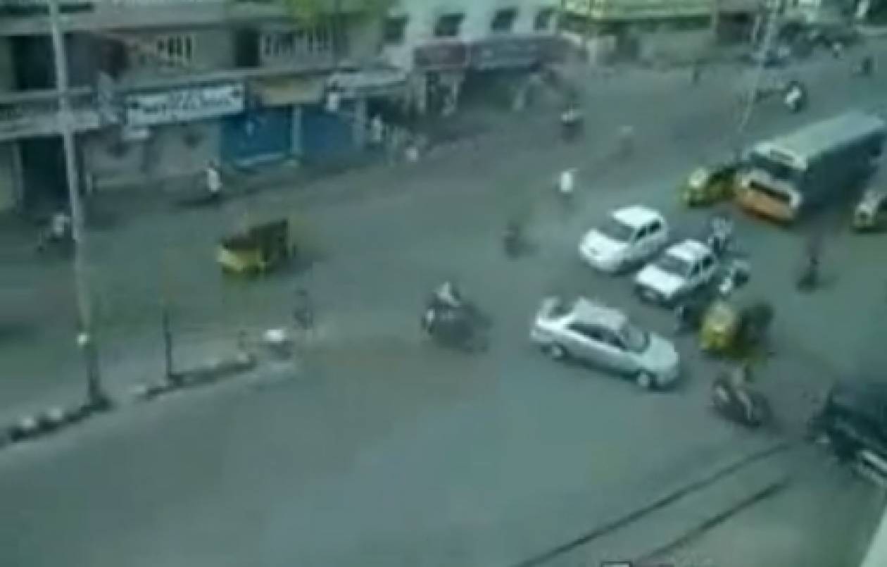 Aπίστευτο βίντεο: Δείτε πώς οδηγούν σε μεγάλο δρόμο χωρίς φανάρια