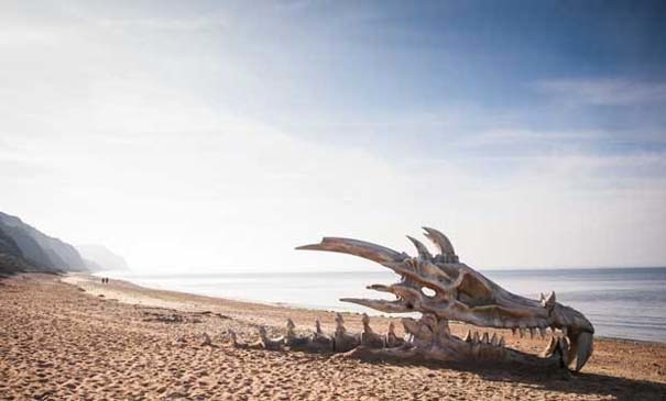 Γιγάντιο κρανίο δράκου σε παραλία της Αγγλίας (pics)