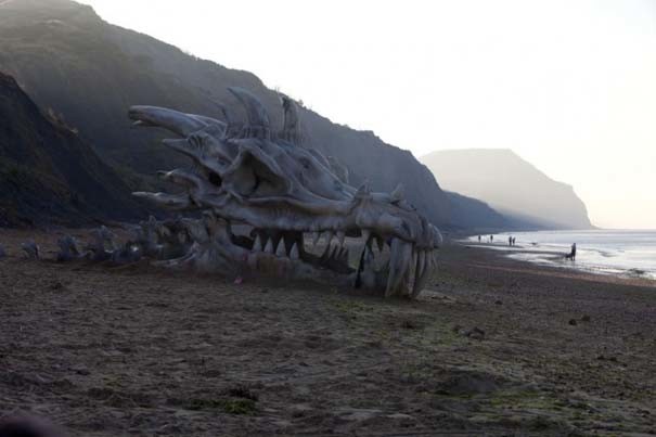 Γιγάντιο κρανίο δράκου σε παραλία της Αγγλίας (pics)