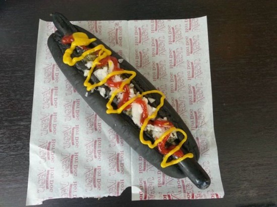 Εσείς θα δοκιμάζατε αυτό το... μαύρο hot-dog; (pics)
