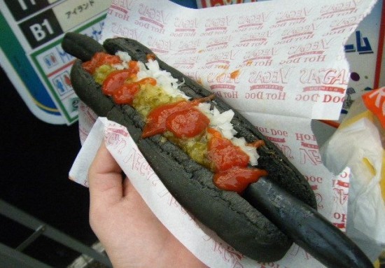 Εσείς θα δοκιμάζατε αυτό το... μαύρο hot-dog; (pics)