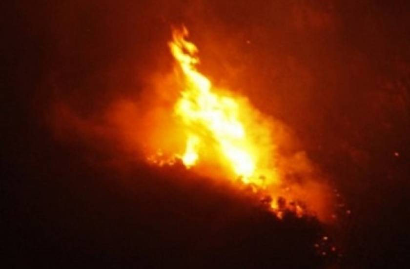 Φωτιά απειλεί σπίτια στον Κάβο Ισθμίων -Κλειστή η Ε.Ο. για Επίδαυρο