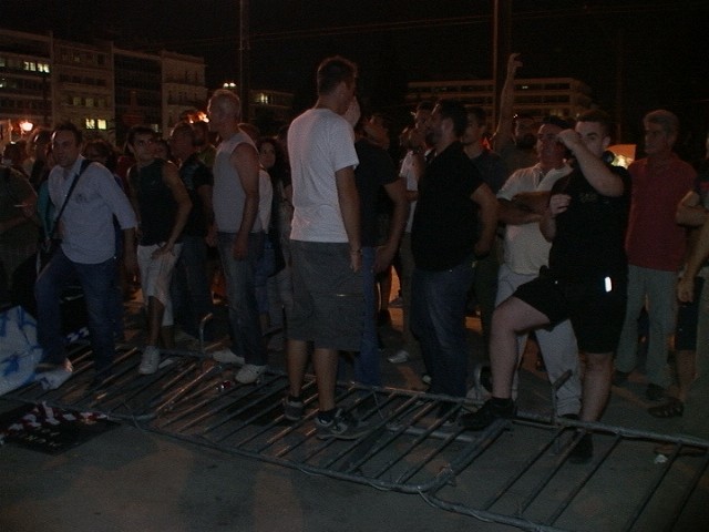 Διαδηλωτές πέρασαν τα κάγκελα (vid)