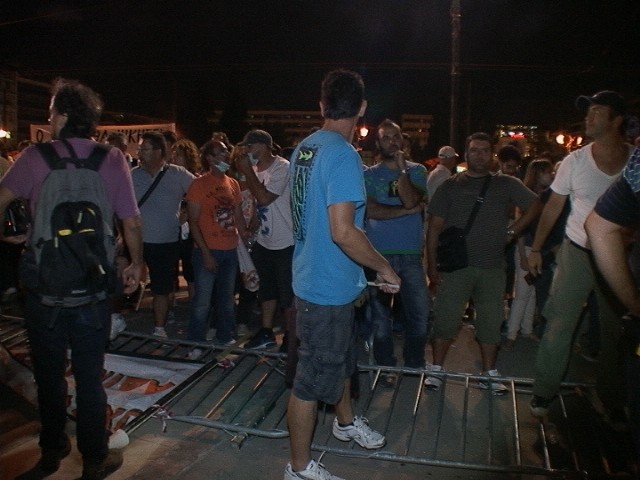 Διαδηλωτές πέρασαν τα κάγκελα (vid)