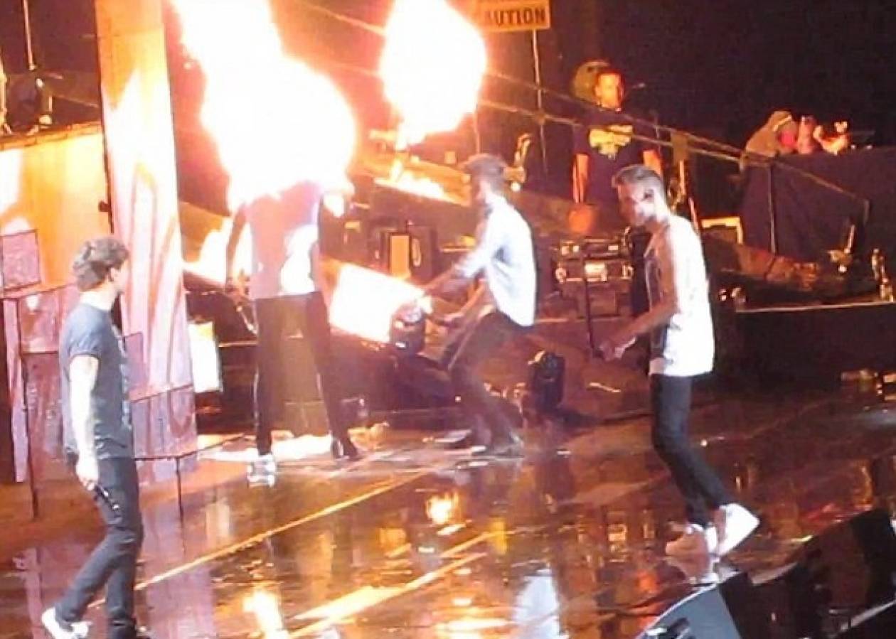 Βίντεο: Διάσημος τραγουδιστής... άρπαξε φωτιά πάνω στη σκηνή!