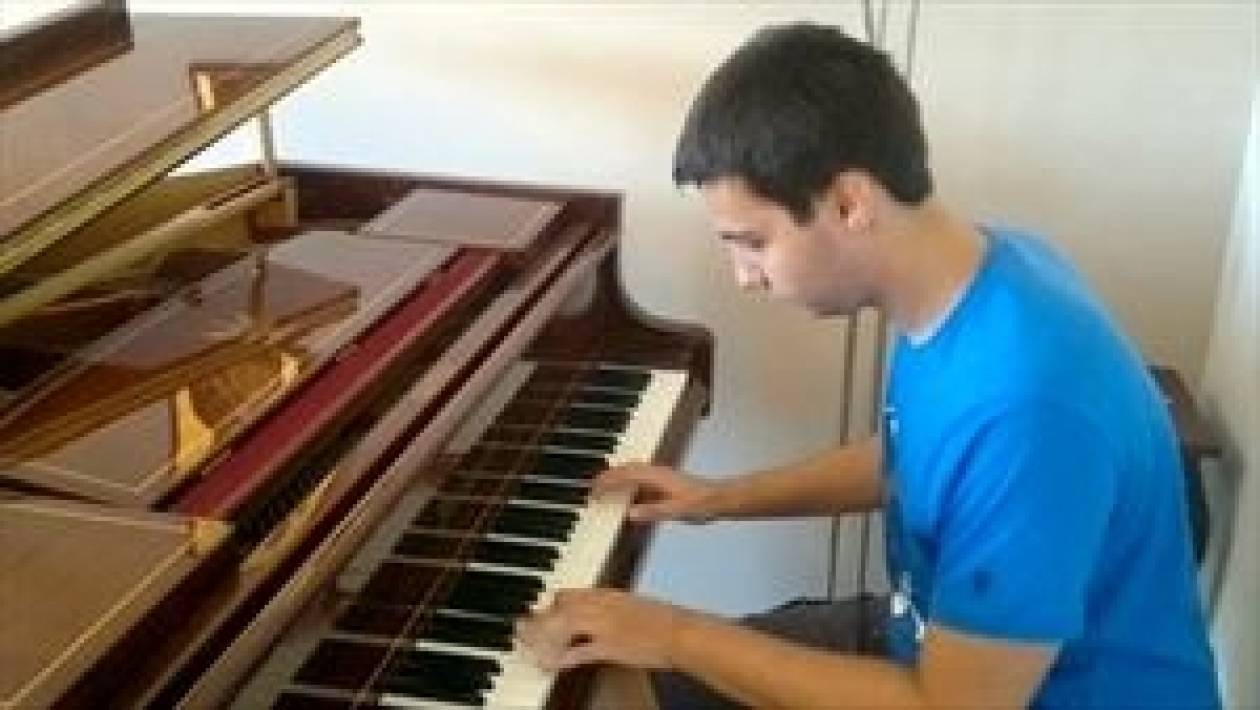 Ταλαντούχος 17χρονος πιανίστας σαγηνεύει το κοινό