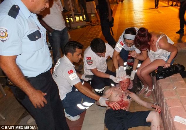 Εικόνες ΣΟΚ: Μεθυσμένοι Βρετανοί τουρίστες πλακώνονται με Τούρκους!
