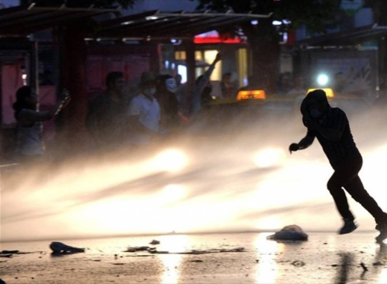 Τουρκία: Με ρόπαλα και αντλίες νερού απώθησαν τους διαδηλωτές