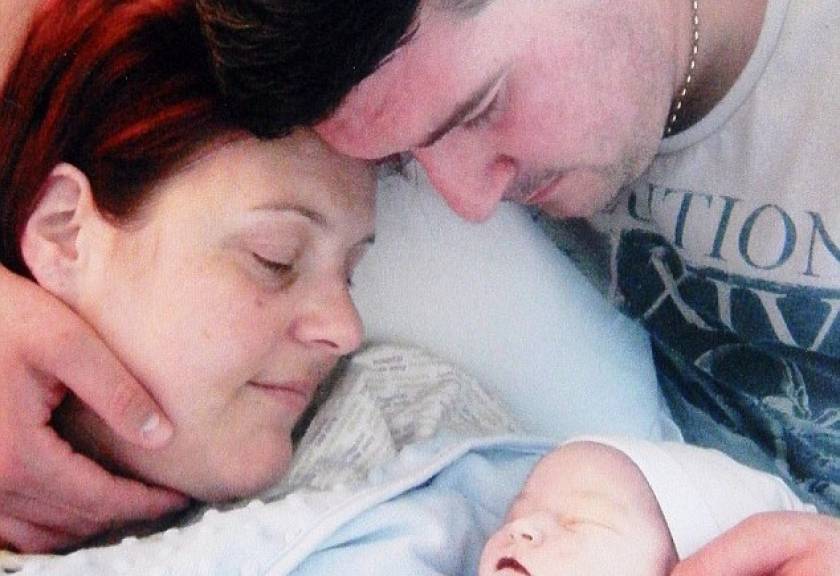 Συγκλονιστική φώτο: Κρατούν το μωρό τους για πρώτη και τελευταία φορά