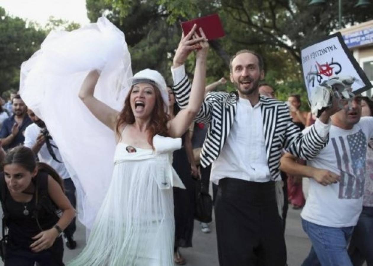Τουρκία: Η αστυνομία διέλυσε γάμο διαδηλωτών στο πάρκο Γκεζί
