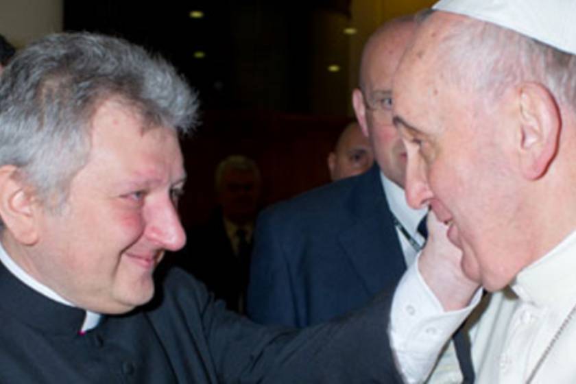 Ο ομοφυλόφιλος ιερέας με τα σκάνδαλα κάνει τον Πάπα να «κοκκινίζει»