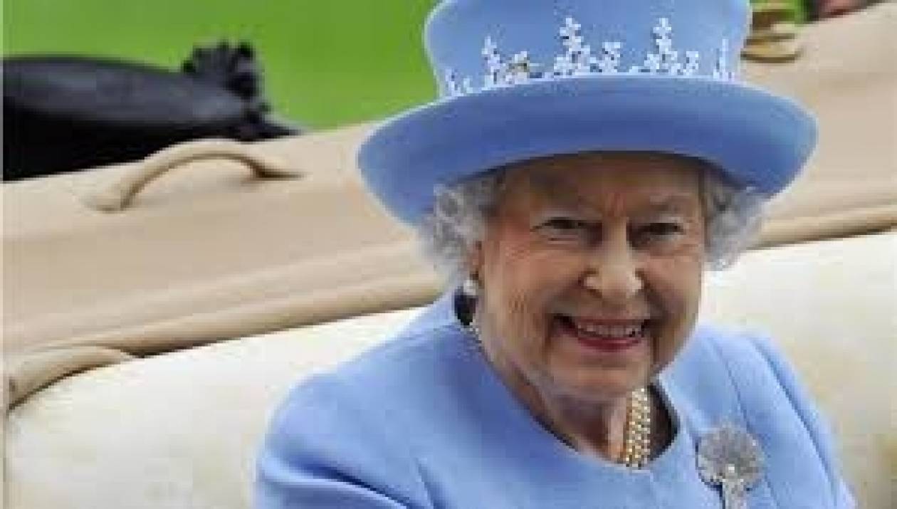 Ευτυχής η βασίλισσα Ελισσάβετ Β΄για τη γέννηση του βασιλικού βρέφους