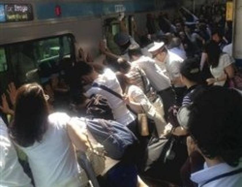 Επιβάτες τρένου έσπρωξαν βαγόνι για να απεγκλωβίσουν γυναίκα