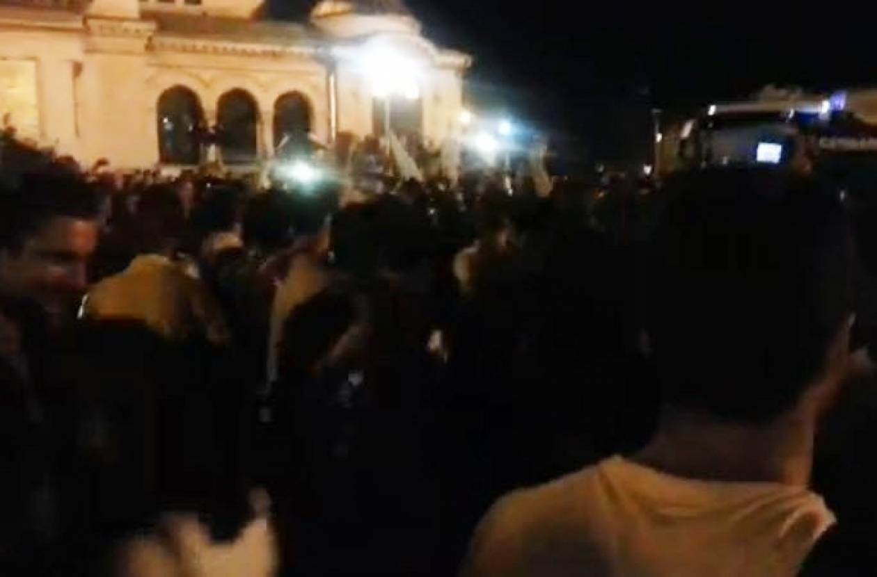 Βουλγαρία: Βουλευτές και υπουργοί πολιορκήθηκαν από το πλήθος (βίντεο)