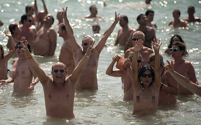 Ρεκόρ γυμνιστών σε παραλία της Ισπανίας (pics)