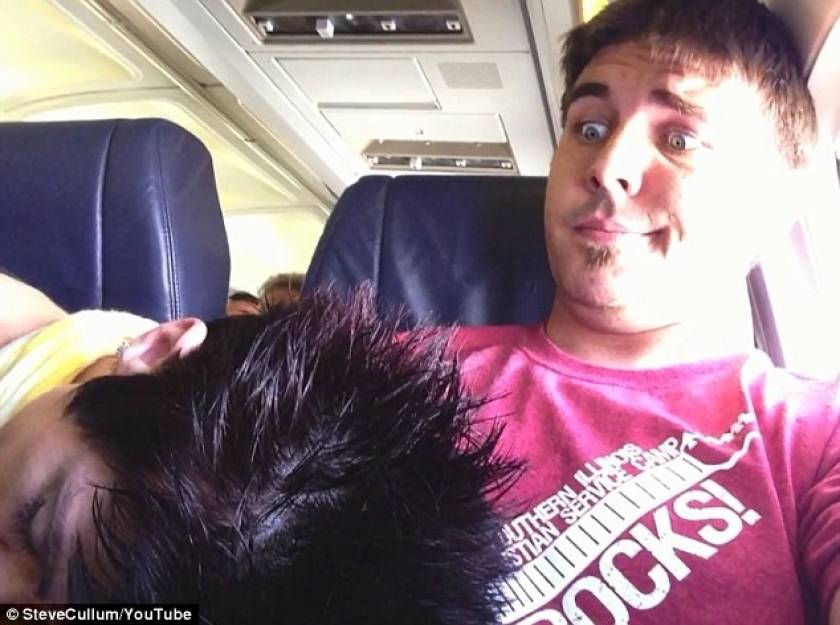 Το βίντεο που σαρώνει: Άγνωστη κοιμήθηκε πάνω του στο αεροπλάνο και...