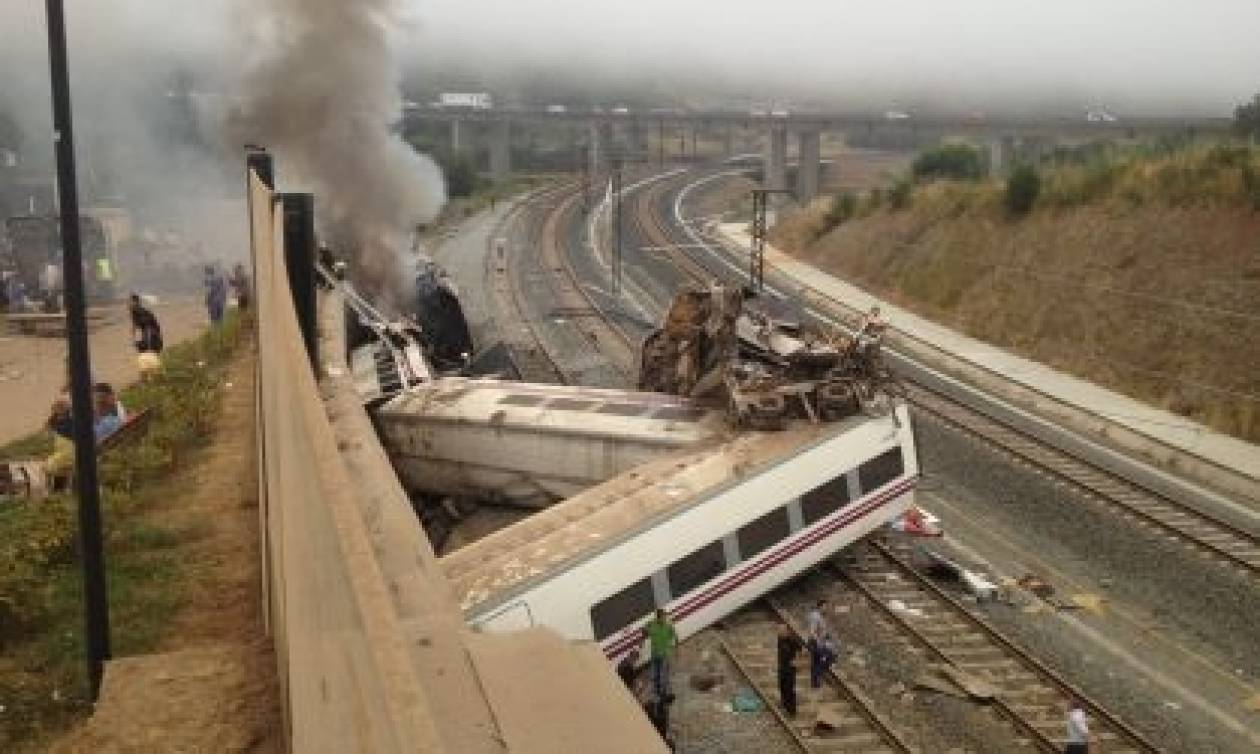Ισπανία: Τουλάχιστον 24 νεκροί σε εκτροχιασμό τρένου (vid+pics)