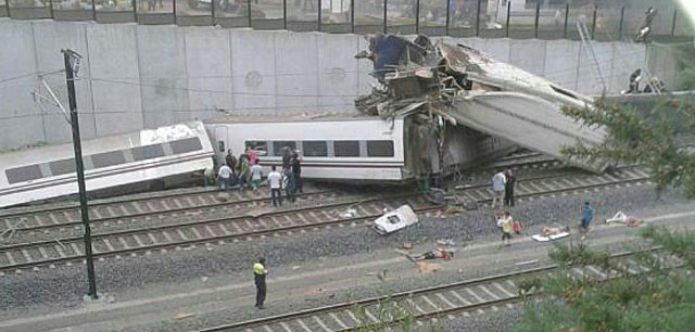 Ισπανία: Τουλάχιστον 24 νεκροί σε εκτροχιασμό τρένου (vid+pics)