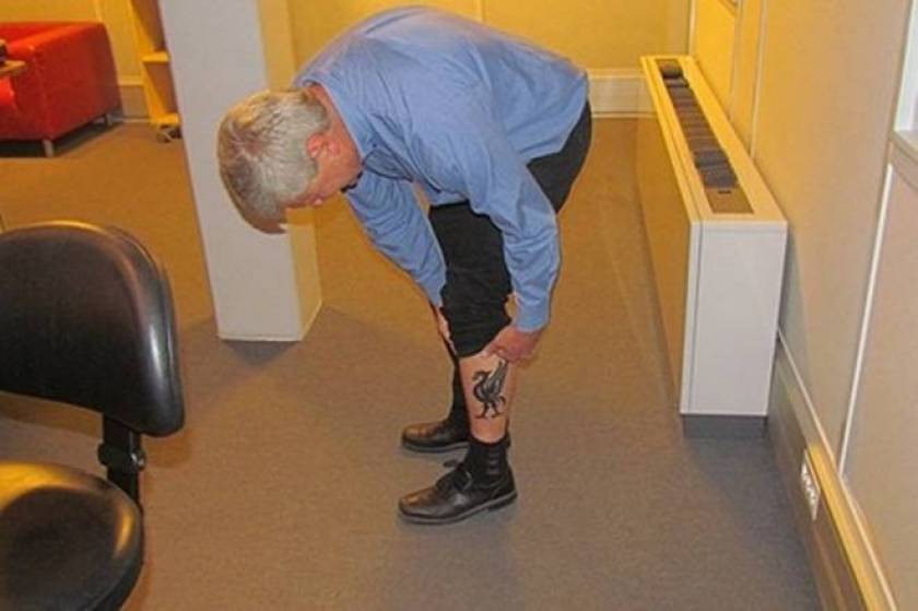 Ελεος: Σουηδός πολιτικός αντί για τατουάζ έδειξε το πέος του!