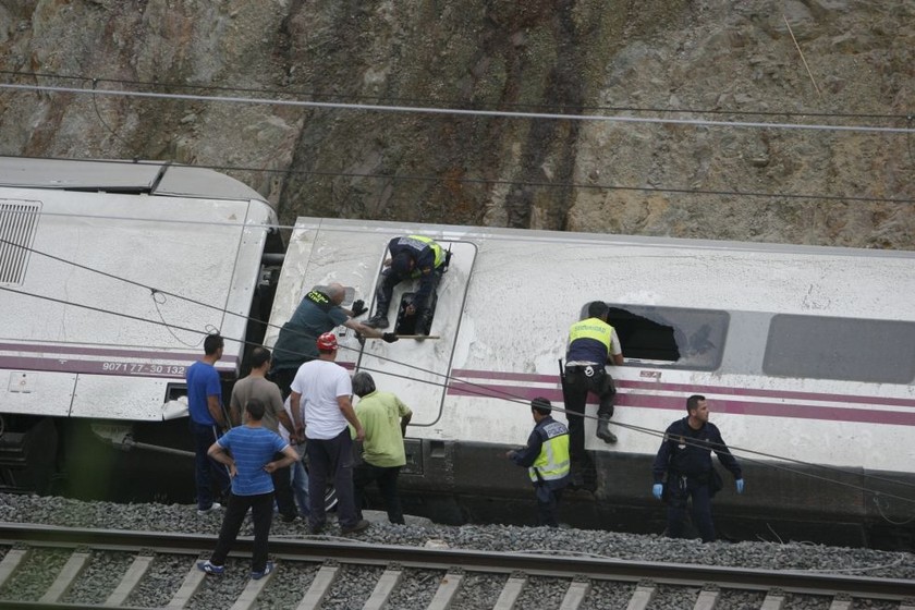 Τι προκάλεσε τον εκτροχιασμό του τρένου στην Ισπανία