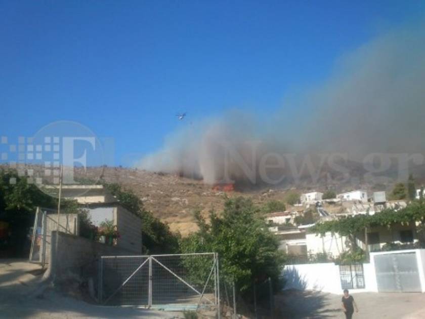 Δίνουν μάχη με τις φλόγες- Εκκενώνεται χωριό στην Κρήτη