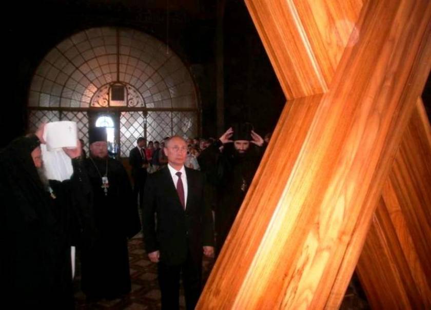 Ο Πούτιν προσκυνά τον Σταυρό του Πολιούχου της Πάτρας (pic+vid)