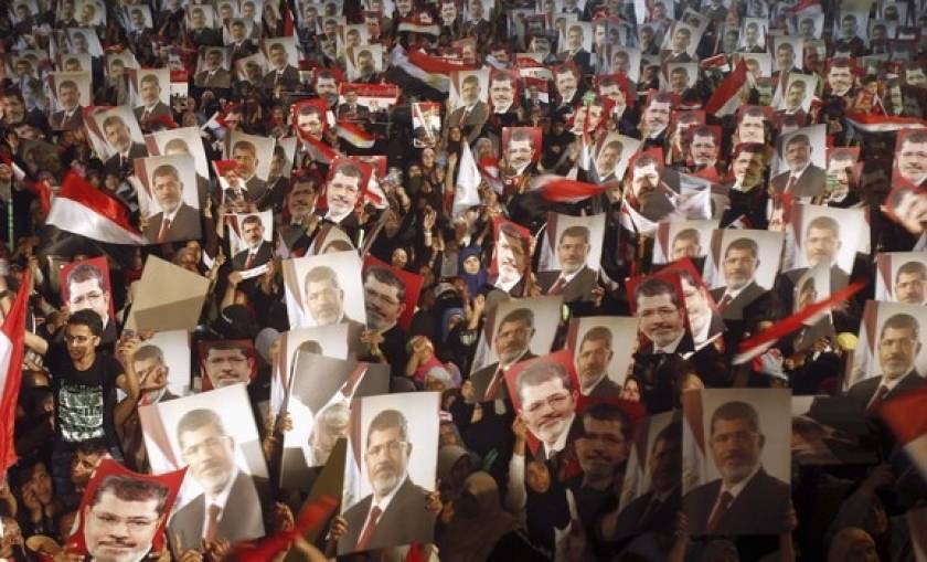 Μεταμεσονύχτια πορεία πραγματοποιούν οι υποστηρικτές του Μόρσι