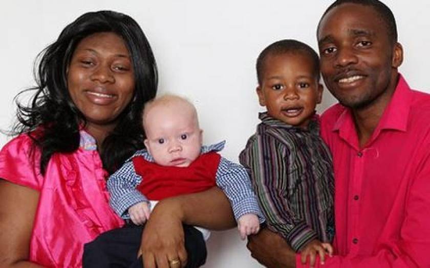 Ζευγάρι μαύρων γέννησε λευκό μωρό