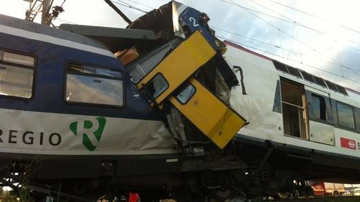 Ελβετία: Νέα τραγωδία - Μετωπική σύγκρουση δυο τρένων 
