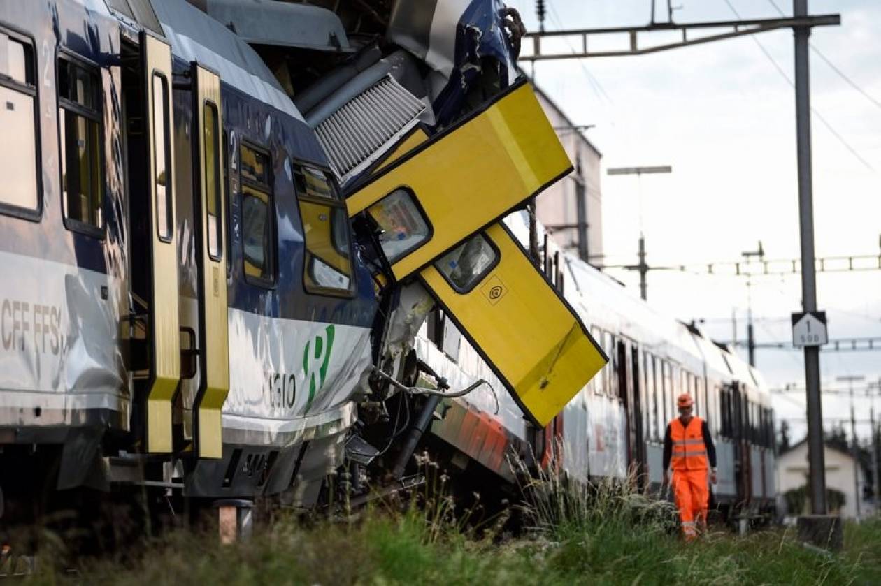 Σύγκρουση τρένων στην Ελβετία: Νεκρός ο μηχανοδηγός
