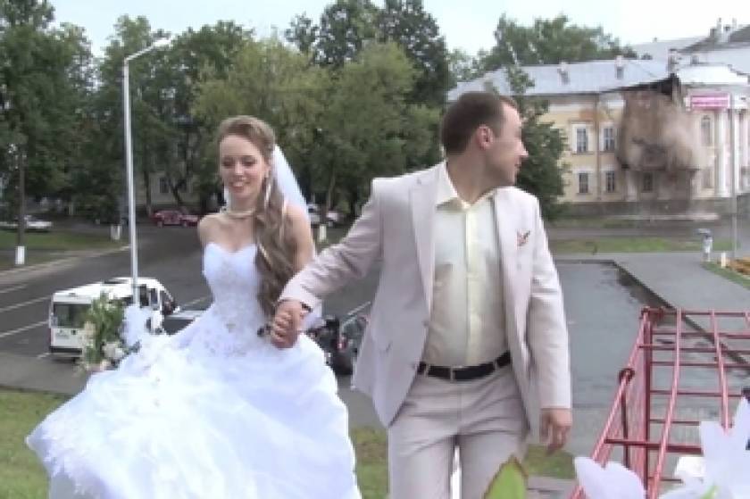 Βίντεο: Οι νιόπαντροι έπαθαν την πλάκα της ζωής τους όταν ξαφνικά...