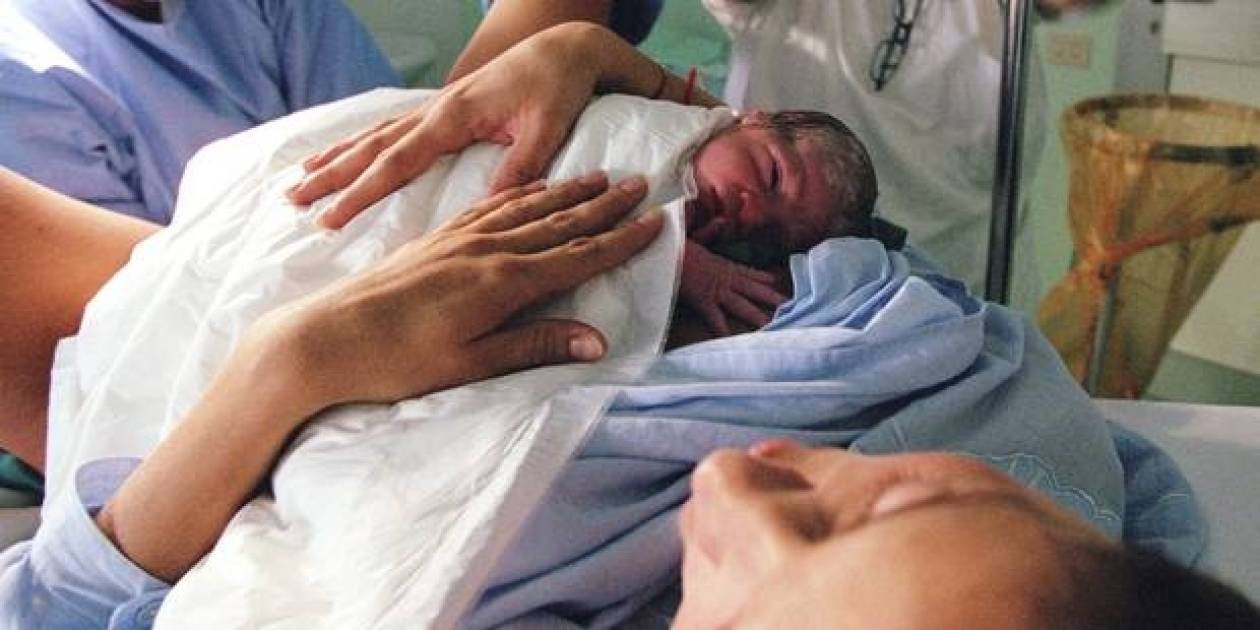ΦΡΙΚΗ: 14χρονη γέννησε το μωρό του αδελφού της