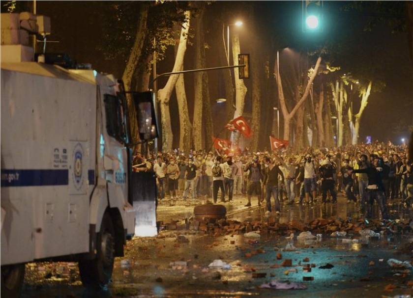 Κωνσταντινούπολη: Δακρυγόνα κατά εκατοντάδων διαδηλωτών
