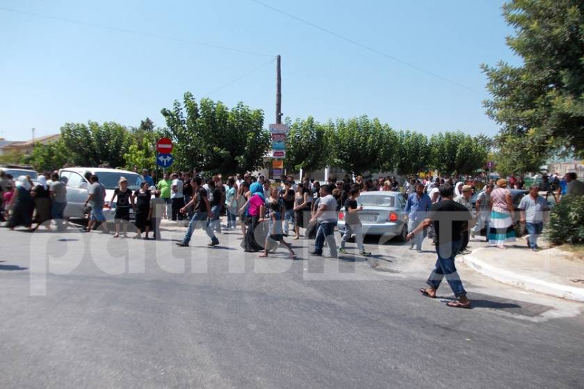 Θρήνος στην κηδεία των τριών Ρομά στην Ανδραβίδα! (VIDEO)