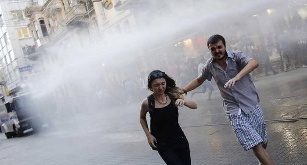 «Πολεμικό» σκηνικό στην Πλατεία Ταξίμ: Νέες συγκρούσεις στην Τουρκία