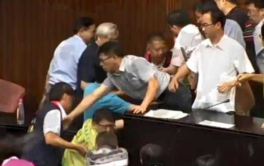 Άγριο ξύλο στη Βουλή της Ταϊβάν (βίντεο)