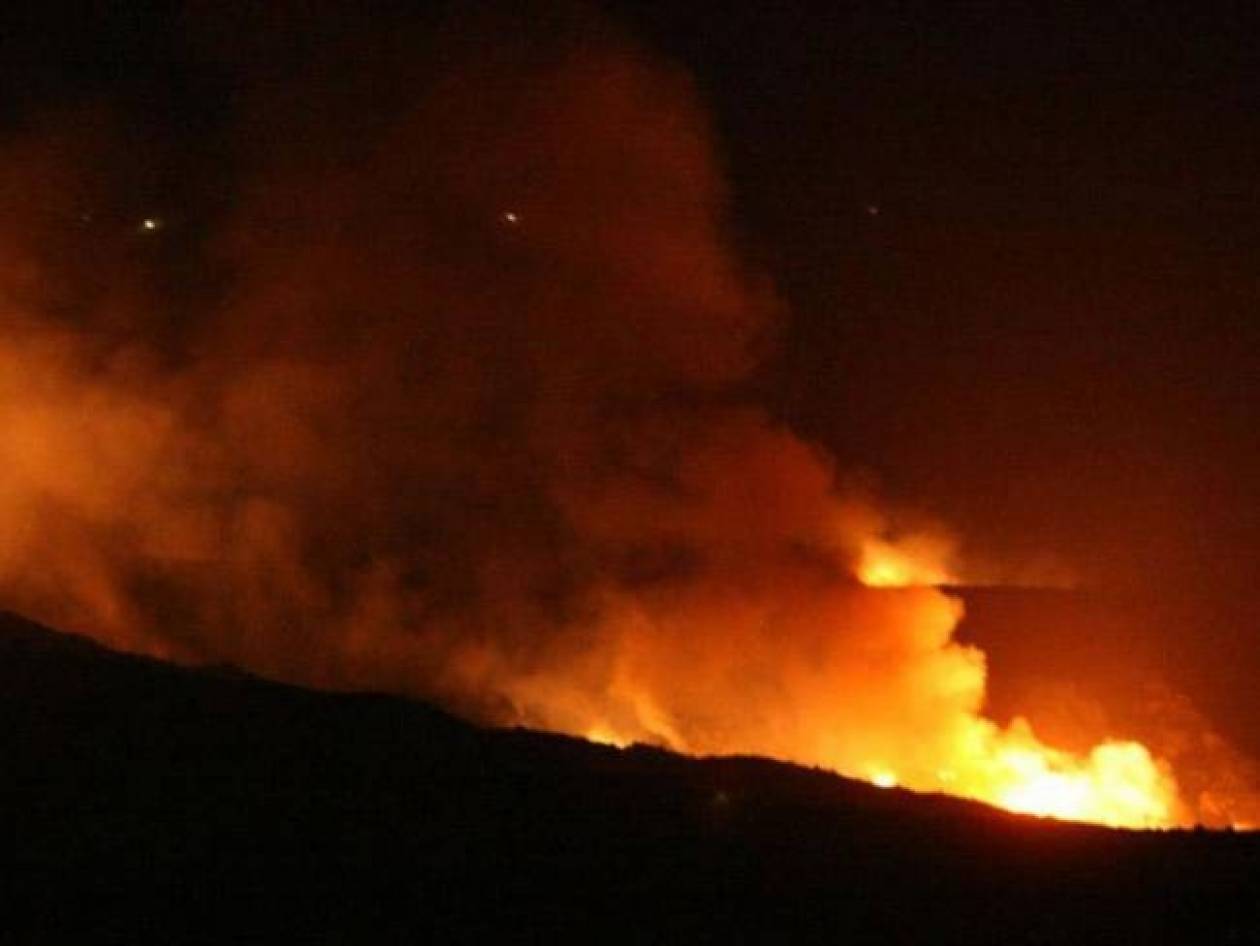 Μαίνεται η πυρκαγιά στη Βαρυμπόμπη