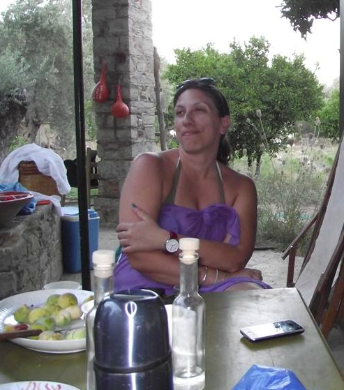 Η Ζ. Κωνσταντοπούλου με μωβ παρεό πίνει ούζα στη Χίο