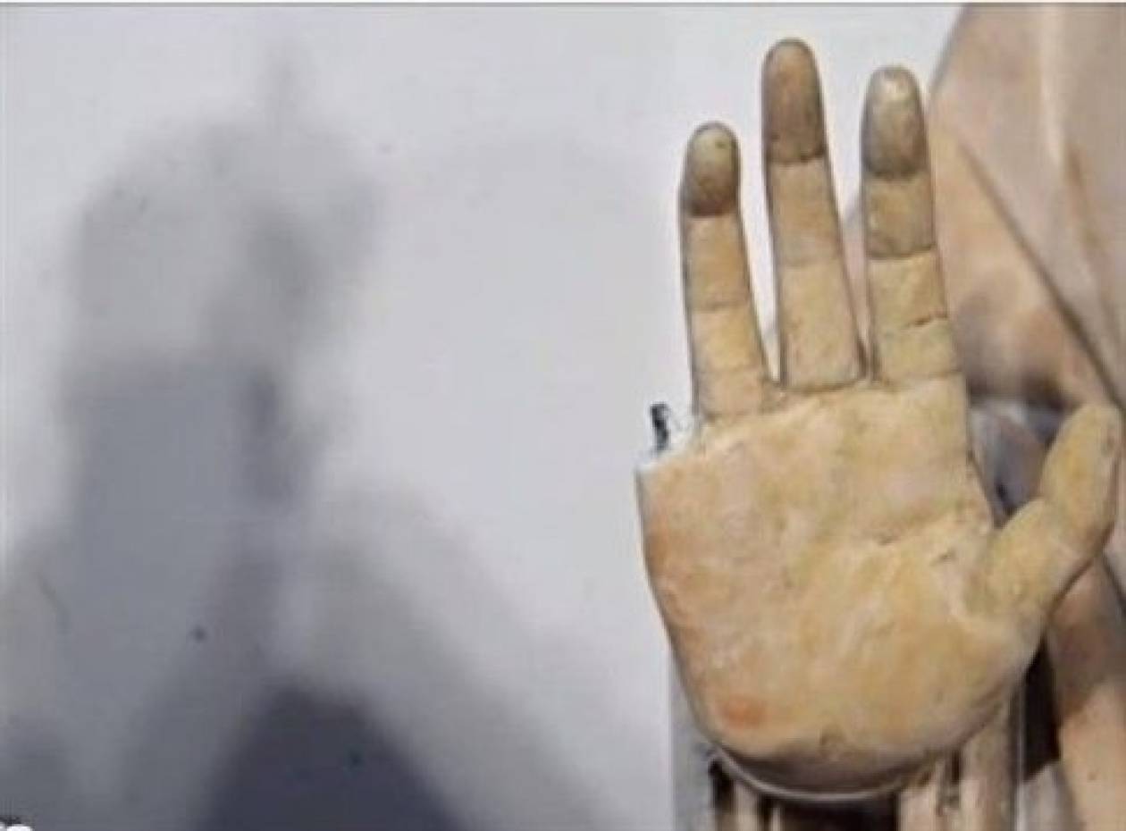 Αγαλμα 600 ετών έχασε ένα δάχτυλο εξαιτίας ενός τουρίστα