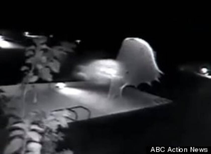 Δείτε: Κατέγραψαν σε βίντεο ένα... φάντασμα πάνω από μια πισίνα!