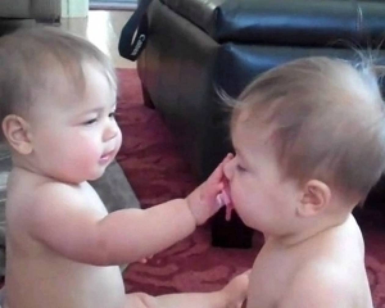 Δείτε: Δύο μωρά μαλώνουν για την πιπίλα (βίντεο)!